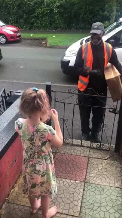 This little girl learned how to &quot;Good morning&quot; and Good day&quot; from her deaf delivery driver.