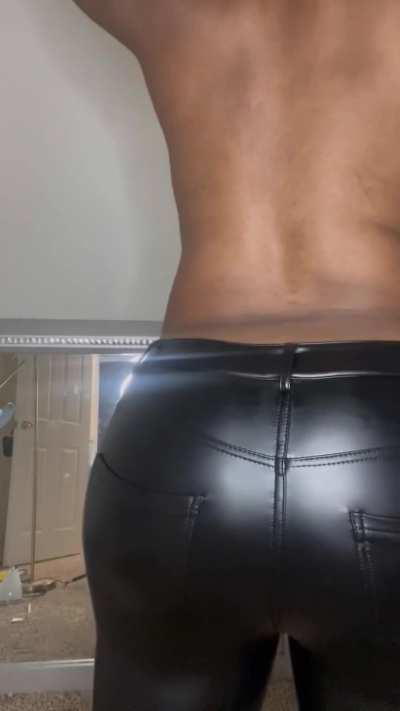 Big farty butt in leather pants 