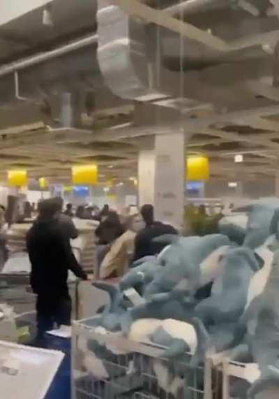 On the last day before closing of IKEA stores in Russia, people are in a rush to buy everything. IKEA is one of the many companies closing their Russian stores due to Putin’s invasion of Ukraine. Starting tomorrow, all IKEA stores in Russia will be closed