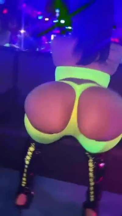 🍑👙💚