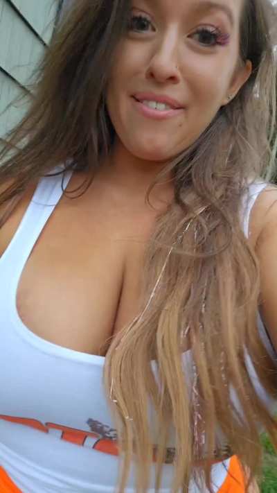 Describe how your first date with this bbw hooters babe ends in a word 