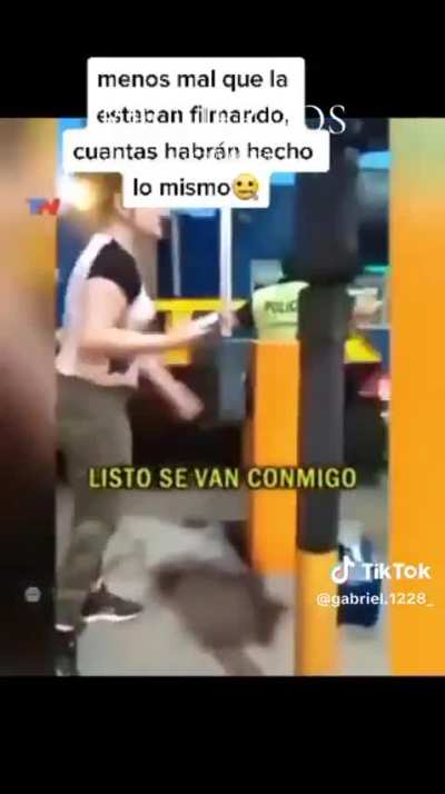 Ponele que esté drogada o algo, pero que tiene buen conocimiento de cómo funciona el sistema lo tiene. 