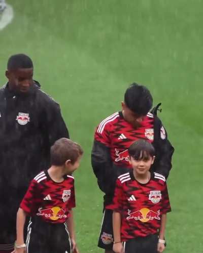 NY Red Bulls e Inter Miami, o belga Dante Vanzeir decidiu tirar o seu casaco e entregou ao garoto que entrou em campo ao seu lado. Depois de tal atitude, todos os demais jogadores fizeram o mesmo