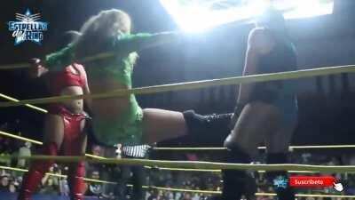 La Hiedra taking a hard running dropkick low blow