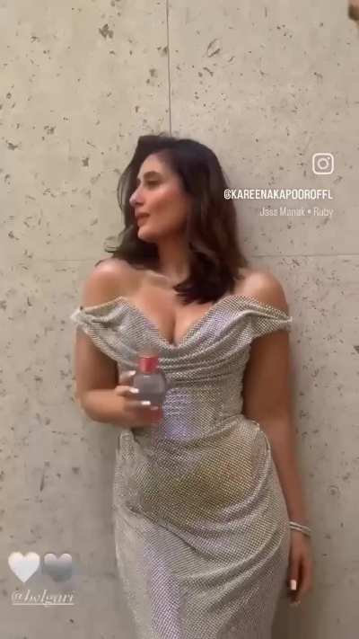 Kareena Kapoor cleavage...worth dying for🤪😍😋