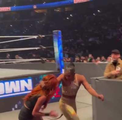 Bianca Belair drags Becky Lynch over to a young girl and lets the girl hit Becky with her braid in the middle of a match - what a great memory for this girl 💛