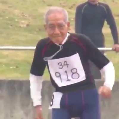 This man was born in 1917, running a race at age 102