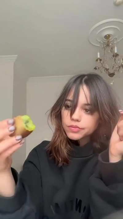 Kiwi eating on Instagram 