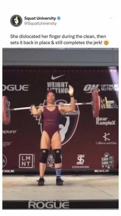 Powerlifter dislocates, then resets finger mid-lift