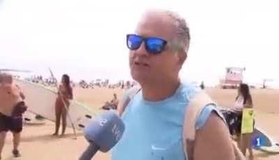 Robbery taking place in the background of this interview at the Barcelona beach