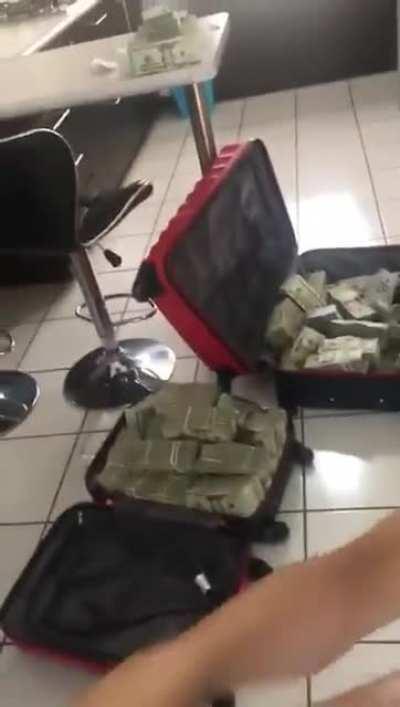 Narcotraficantes counting millions of USD en Culiacán, Sinaloa, México.