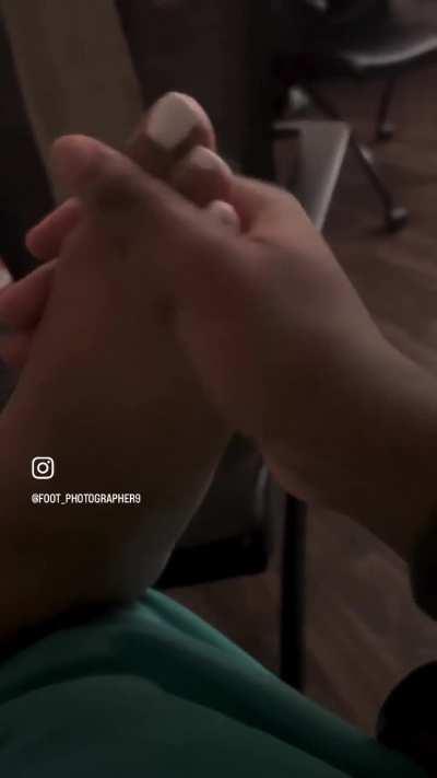 He massages his cousin's feet in a TikTok live 