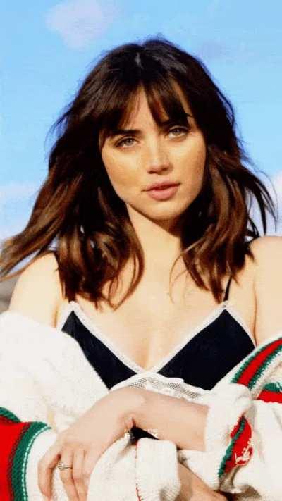 Requesting mods to make us post videos of Ana De Armas in this community instead of gifs ❤️