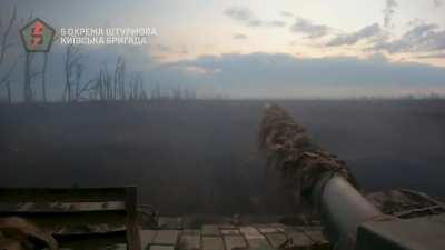 Ukrainian tank from the 5th Assault brigade firing on Russian positions to support a Ukrainian BMP while being under very heavy shelling and in continuous contact with the command center (somewhere near Bakhmut)