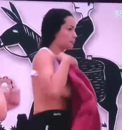 Juliette bbb21 Pagando peitinho