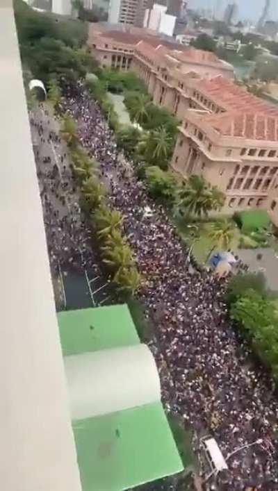 Sri Lankan protestors storm the President Rajapaksa's official residence in Colombo