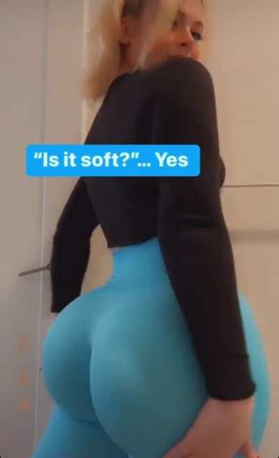 Her ass in blue leggings with bounce