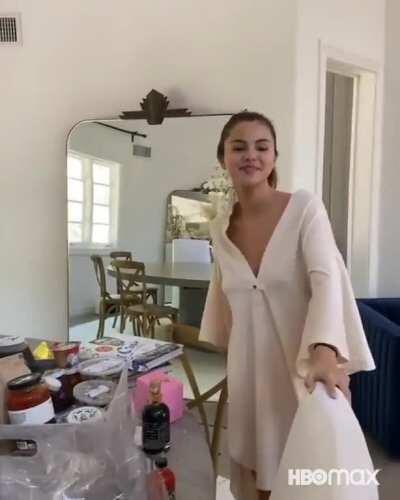 Selena’s boobs jiggle