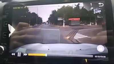 Driver sees guys on motorbike robbing a lady, decides to take action