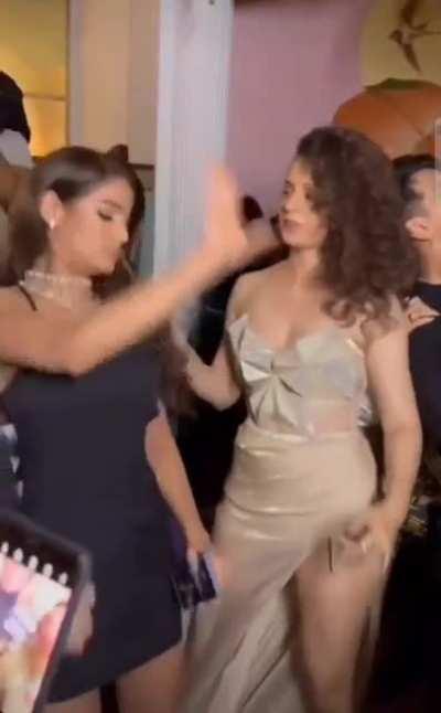 Kangana giving ideas to Poonam Pandey for her next video!