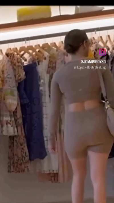 Jennifer Lopez and her booty going out shopping !!!