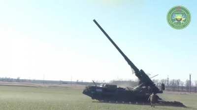 Ukrainian 2S7 Pion heavy artillery in action against Russian troops