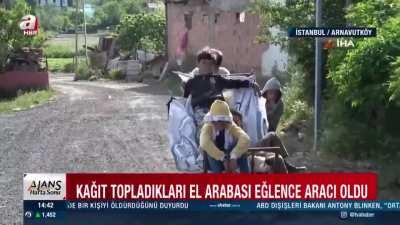 “Kağıt topladıkları araçlarıyla vakit geçiren kardeşlerin görüntüleri iç ısıttı.”