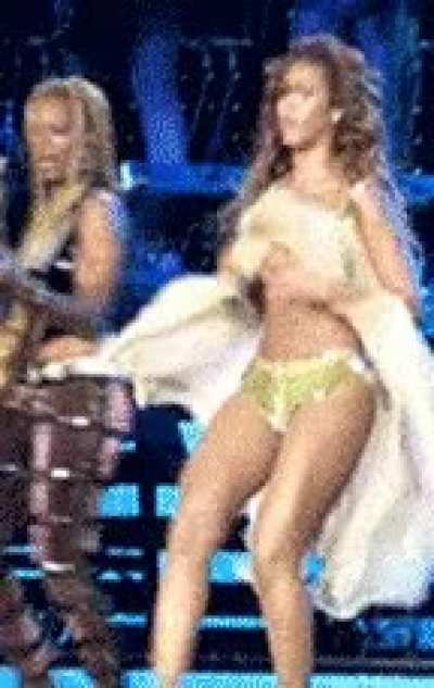 Rare Beyoncé nipslip on stage