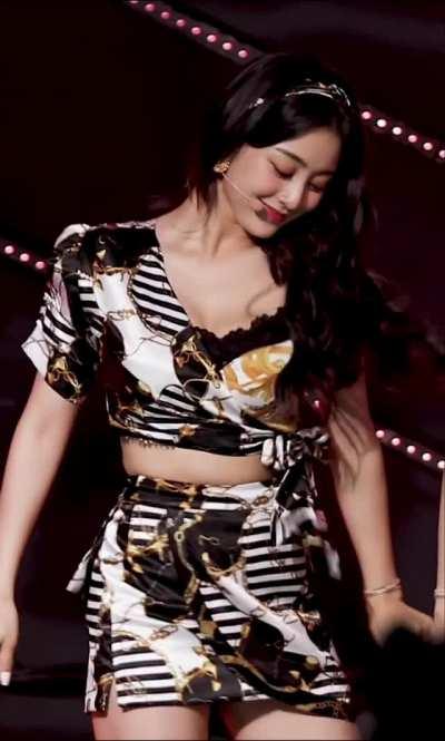 Jihyo - yellow, black &amp;amp; white outfit, alcohol free performance