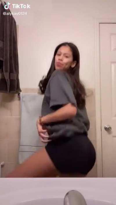 Sexy Latina shaking that 🍑