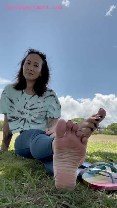 asian public foot play