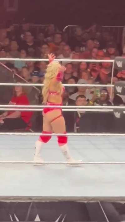 Another angle of her red gear