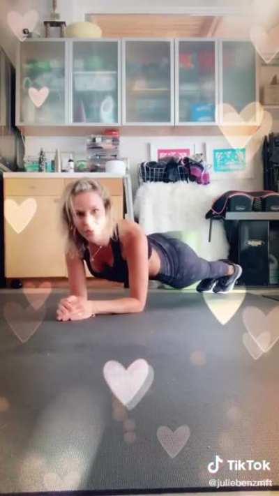 That big bubble butt jiggling is the best when she’s working out