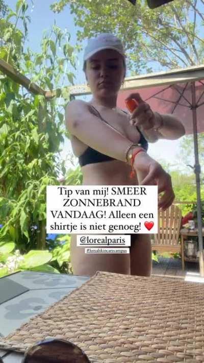 Roos Jansen in bikini (beetje jammer van de tekst)