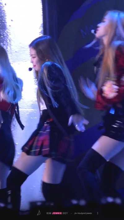 BLACKPINK - Jennie's Short Skirt Shocks Fans but Delights KFappers