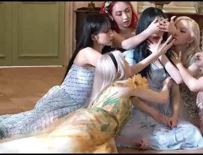 Gfriend Yerin grabbing Yuju's apple