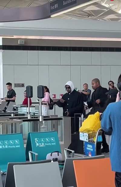 Ye at the airport.