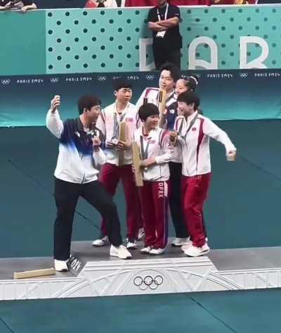 Warm moments from the Paris Olympics: The North and South Korean athletes in one selfie suggested by Chinese gold medal winner Sun Yingsha. A warmhearted group photo!