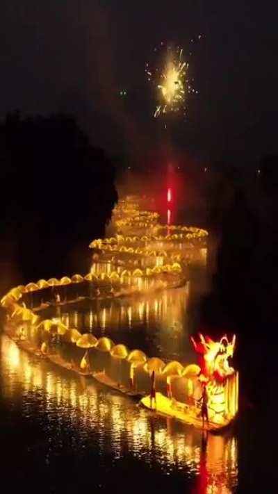 The &quot;Golden Dragon Parade&quot; was staged on the Yulong River in Yangshuo, Guangxi.