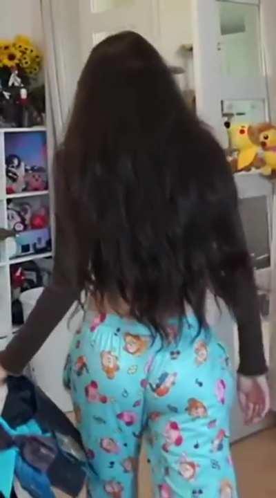 Emi's booty jiggle