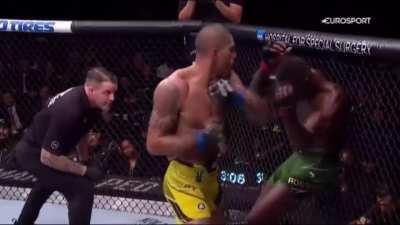 Still keep seeing stans say this was an early stoppage and Pereira was getting his ass kicked. I get supporting your fav fighter, but how on earth was this an early stoppage, he wasn't even defending himself. And Pereira does not look like a man that has 