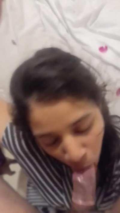 🔥🥰Cute desi babe giving blowjob to her boyfriend [clear Hindi talk] [link in comment] 🔞💦