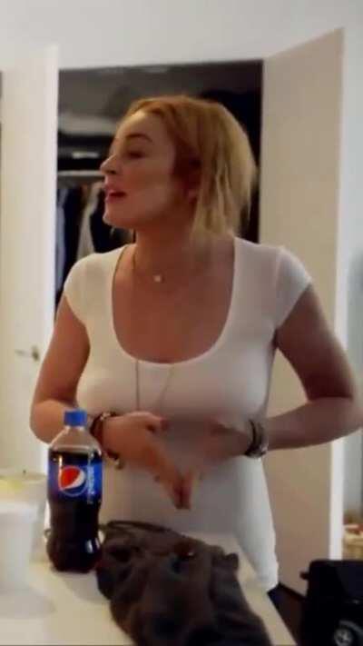 Lindsay Lohan's jiggling tits