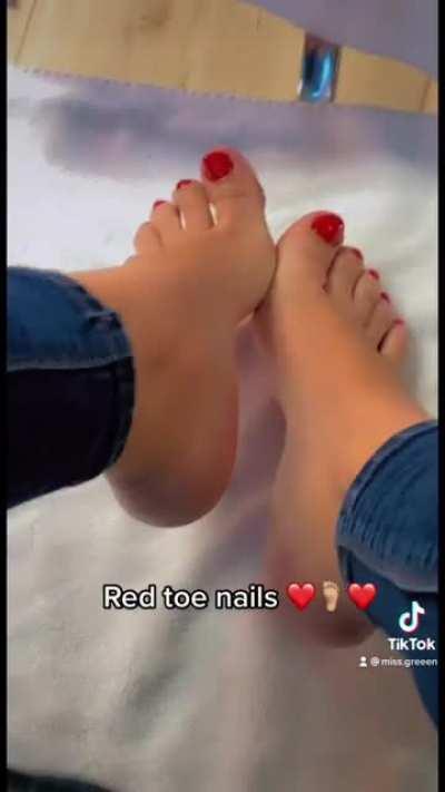 @miss.greeene 💋🦶🏼💋 red toe nails are soooo sexy 😈