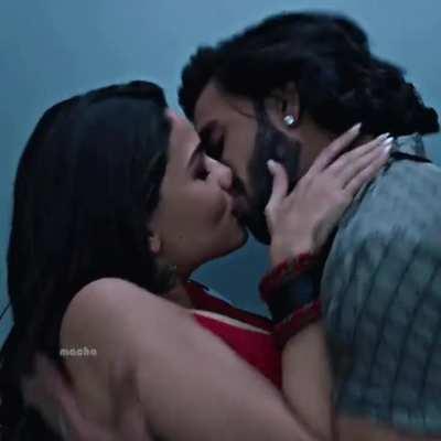 Alia bhatt hot kissing 🥵