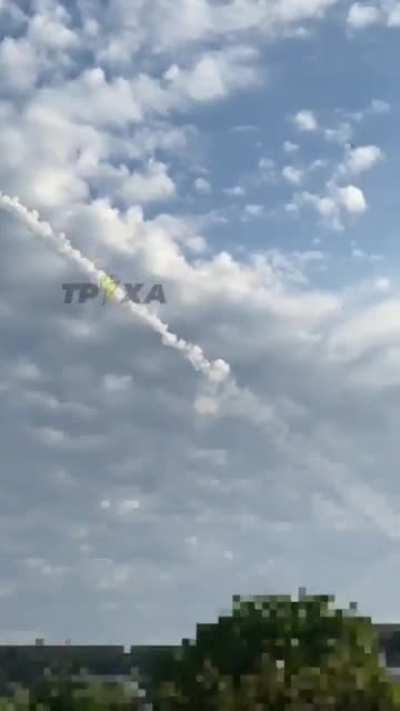 Ukrainian anti air systems attempting to intercept Russian rockets over Kyiv this morning.