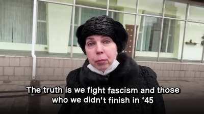 Two Russian pedestrians were asked if they remember why Ukrainians are dying.