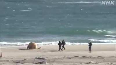 A 1.5 meter sphere appeared on Tuesday (21) at Enshuhama Beach in Hamamatsu, Japan. Police surrounded the area and cordoned off a perimeter of 200 meters until the type of metallic material was identified. The country's Self Defense Forces were called in 