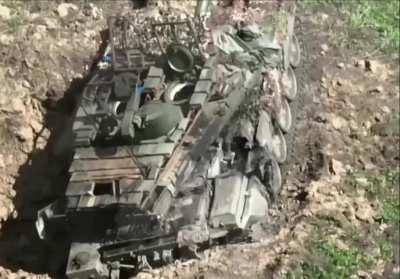 Disabled T-90 finished off by FPV near open hatch