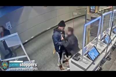 Man gets mugged another man just ignores it